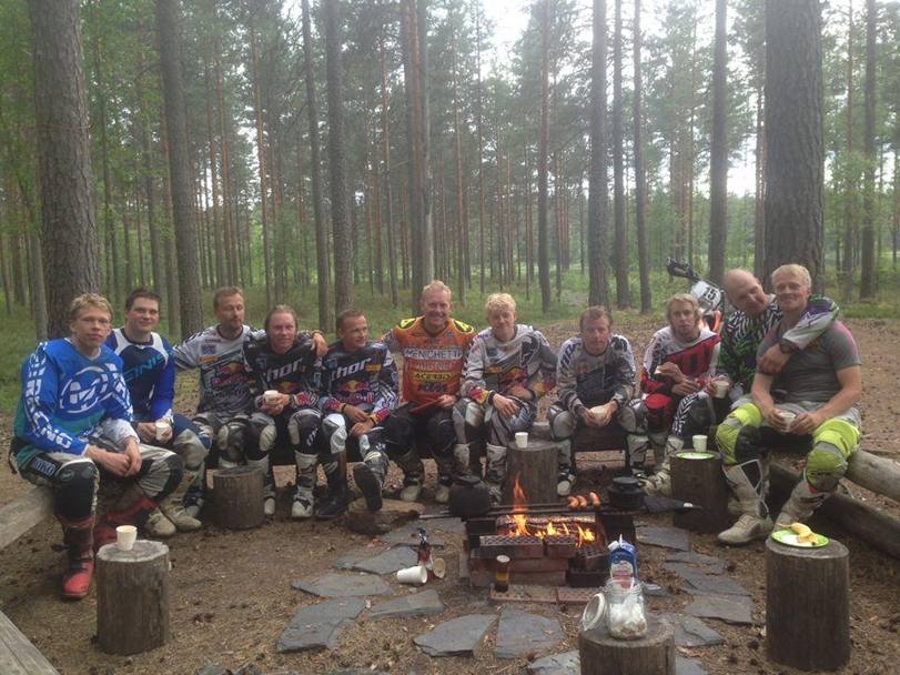 Piloti di F.1 e moto in vacanza prima della ripresa dei GP: ecco Kimi Raikkonen godersi un bel barbecue nel bosco coi suoi amici (Kimi  il quarto da destra)